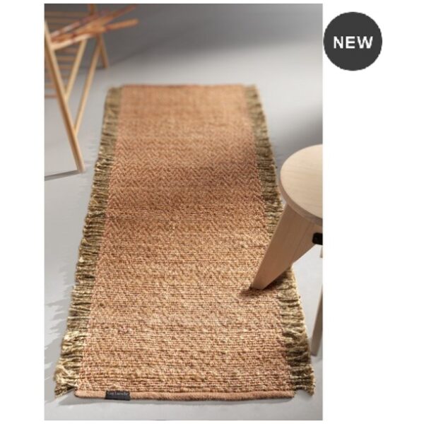 Χαλί της Guy Laroche Urban Coral σε διαστάσεις 70x160 cm. Η σύνθεσή του είναι από 90% γιούτα και 10% βαμβάκι.